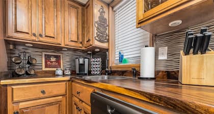 Elegant 2 BR With Stunning Kitchen Prime Location!