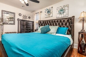 2 bedrooms, in-room safe, iron/ironing board, travel crib - Elegant 2 BR With Stunning Kitchen Prime Location! (Dubuque)