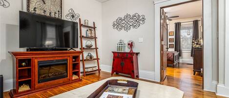 Älytelevisio, takka, kirjoja