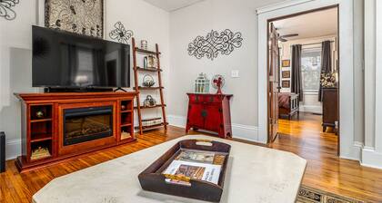 Elegant 2 BR With Stunning Kitchen Prime Location!