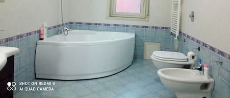 Dusj, hårføner, bidé og håndklær