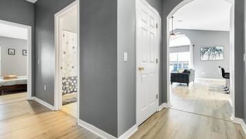 4 makuuhuonetta, työpöytä, silitysrauta/-lauta, vauvan matkasänky