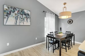 Dining - Champions Gate!*Disney Themes!*4 Bedrooms!*Private Pool!* (Davenport)