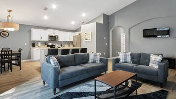 TV connectée, table de tennis de table, livres, écrans d'ordinateur