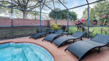 Lämmitetty uima-allas