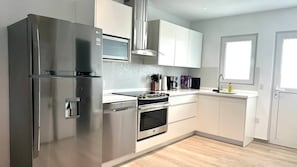 Refrigerador, horno, parrilla de estufa y lavavajillas