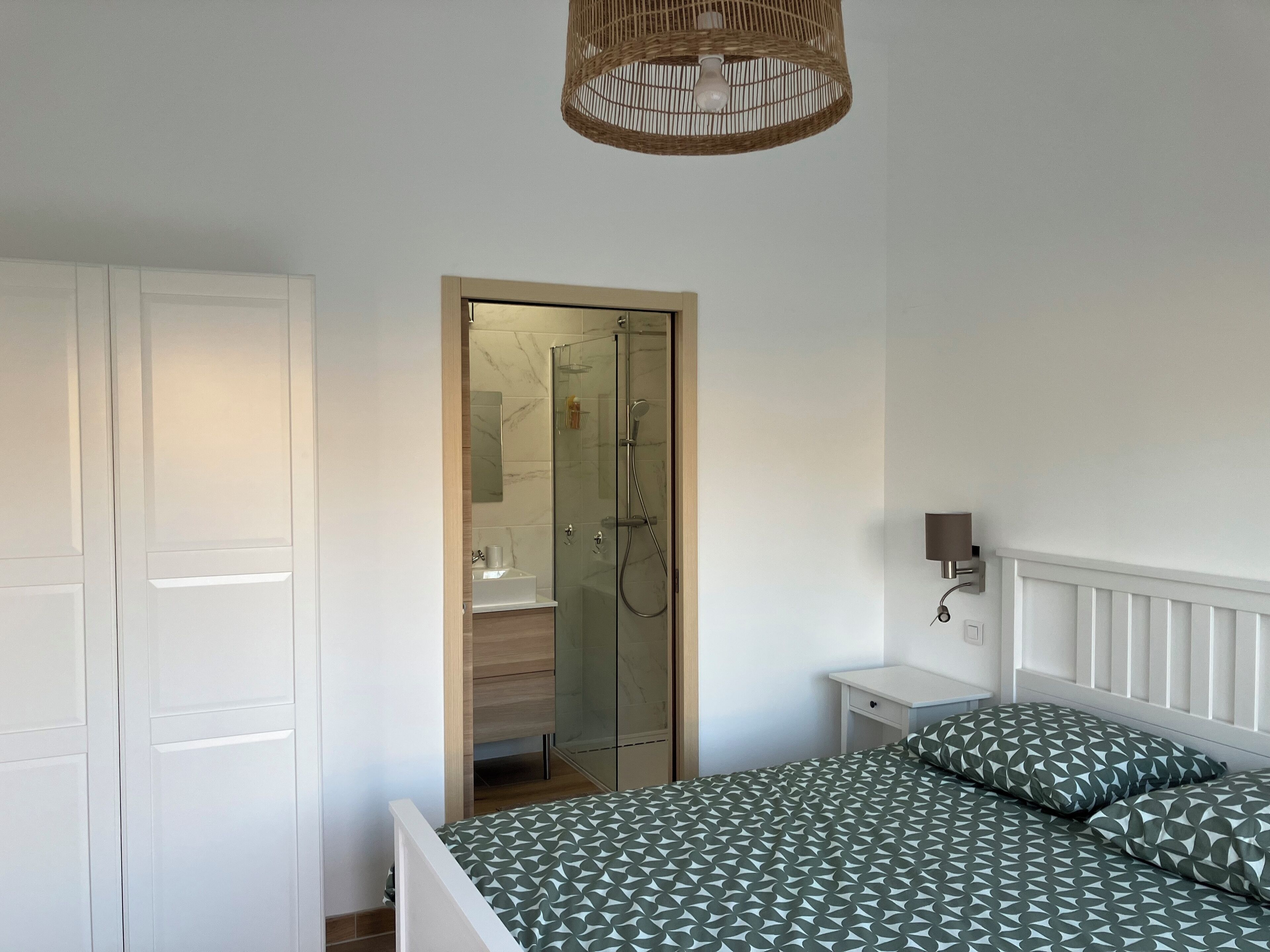 1 habitación, tabla de planchar con plancha, wifi y ropa de cama 