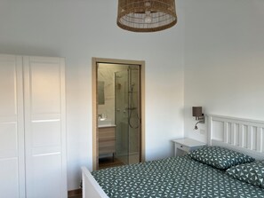 1 habitación, tabla de planchar con plancha, wifi y ropa de cama 