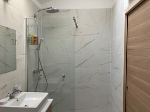 Doccia, asciugacapelli, asciugamani, sapone