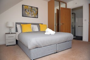 3 habitaciones, tabla de planchar con plancha, wifi y ropa de cama 