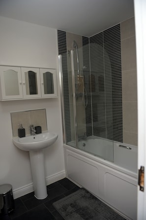 Shower, hair dryer, towels, soap - Spacious 3 bed town house in Bristol. (Bristol)