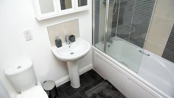 Douche, sèche-cheveux, serviettes fournies, savon