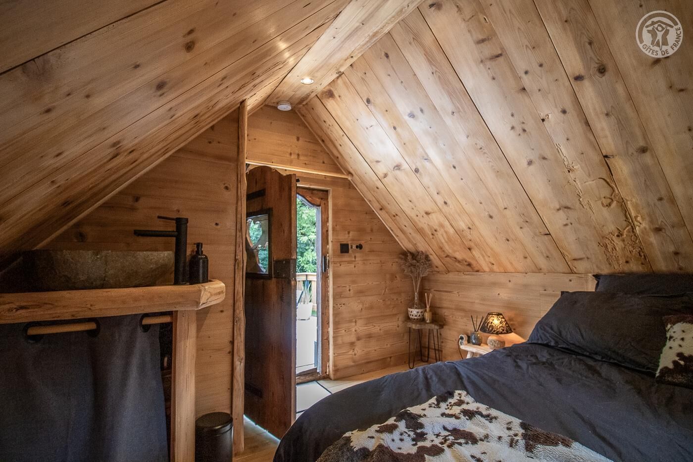 1 slaapkamer, een strijkplank/strijkijzer, beddengoed