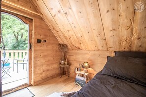 1 chambre, fer et planche à repasser, draps fournis