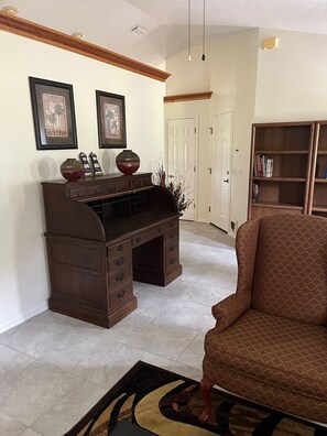 Interior - Spacious home and country setting just minutes from The Villages. (Lady Lake)