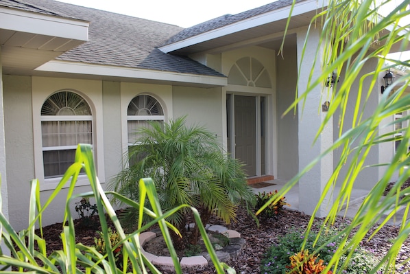 Exterior detail - Spacious home and country setting just minutes from The Villages. (Lady Lake)