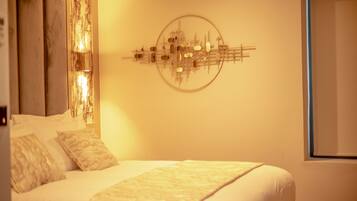 Habitación estándar, 1 cama King size | Baño | Regadera tipo lluvia, secadora de cabello, pantuflas, toallas