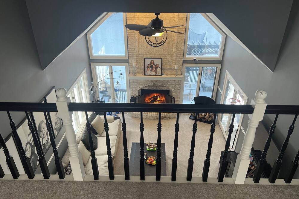 Your BIG HOME Getaway, 30 minutes to O'Hare Airport, Only 37 miles to Chicago