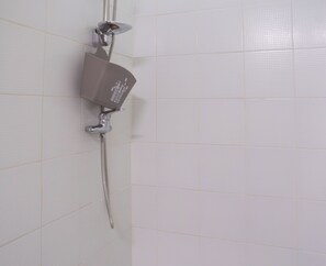 Suihku, hiustenkuivaaja, pyyhkeet