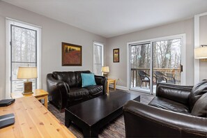 Smart TV, fireplace - The Getaway at Wintergreen Resort (Wintergreen Resort)