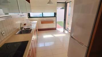 Full-size fridge, microwave, oven, stovetop