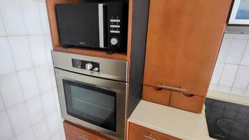 Full-size fridge, microwave, oven, stovetop