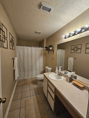 Haartrockner, Handtücher, Seife, Shampoo