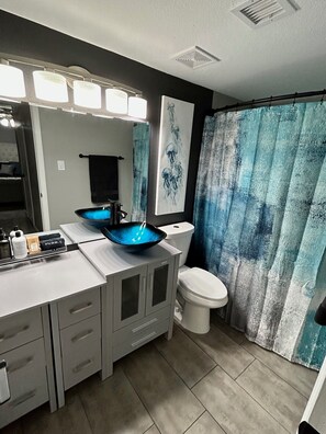 Haartrockner, Handtücher, Seife, Shampoo