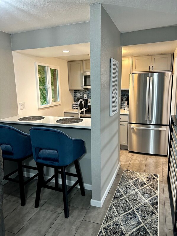 Private kitchen - Discover cozy modern chic living in this newly renovated split-level condo! (Tucson)