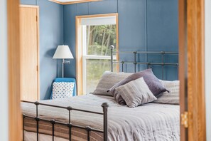 3 bedrooms, desk, iron/ironing board, free WiFi - Lake Superior views from this private Robin's Nest in the northern woods (Calumet Township)