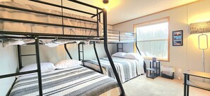 3 bedrooms, desk, iron/ironing board, free WiFi