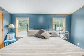 3 bedrooms, desk, iron/ironing board, free WiFi