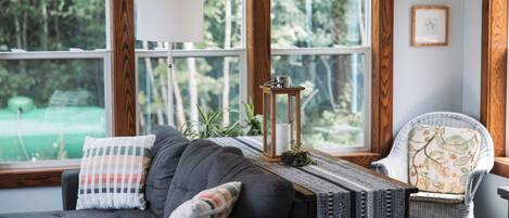 Smart TV, DVD player, livros, videoteca