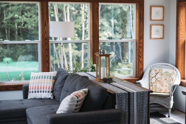 Älytelevisio, DVD-soitin, kirjoja, videokirjasto