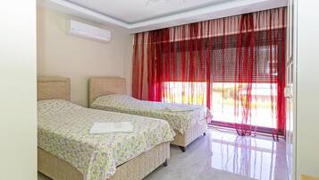 Family Villa | Premium bedding, desk, iron/ironing board, free WiFi