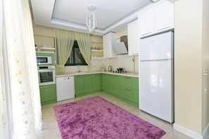 Family Villa | Private kitchen | Full-size fridge, microwave, oven, stovetop