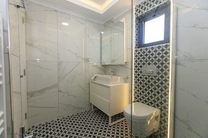 Family Villa | Bathroom | Shower, rainfall showerhead, hair dryer, towels