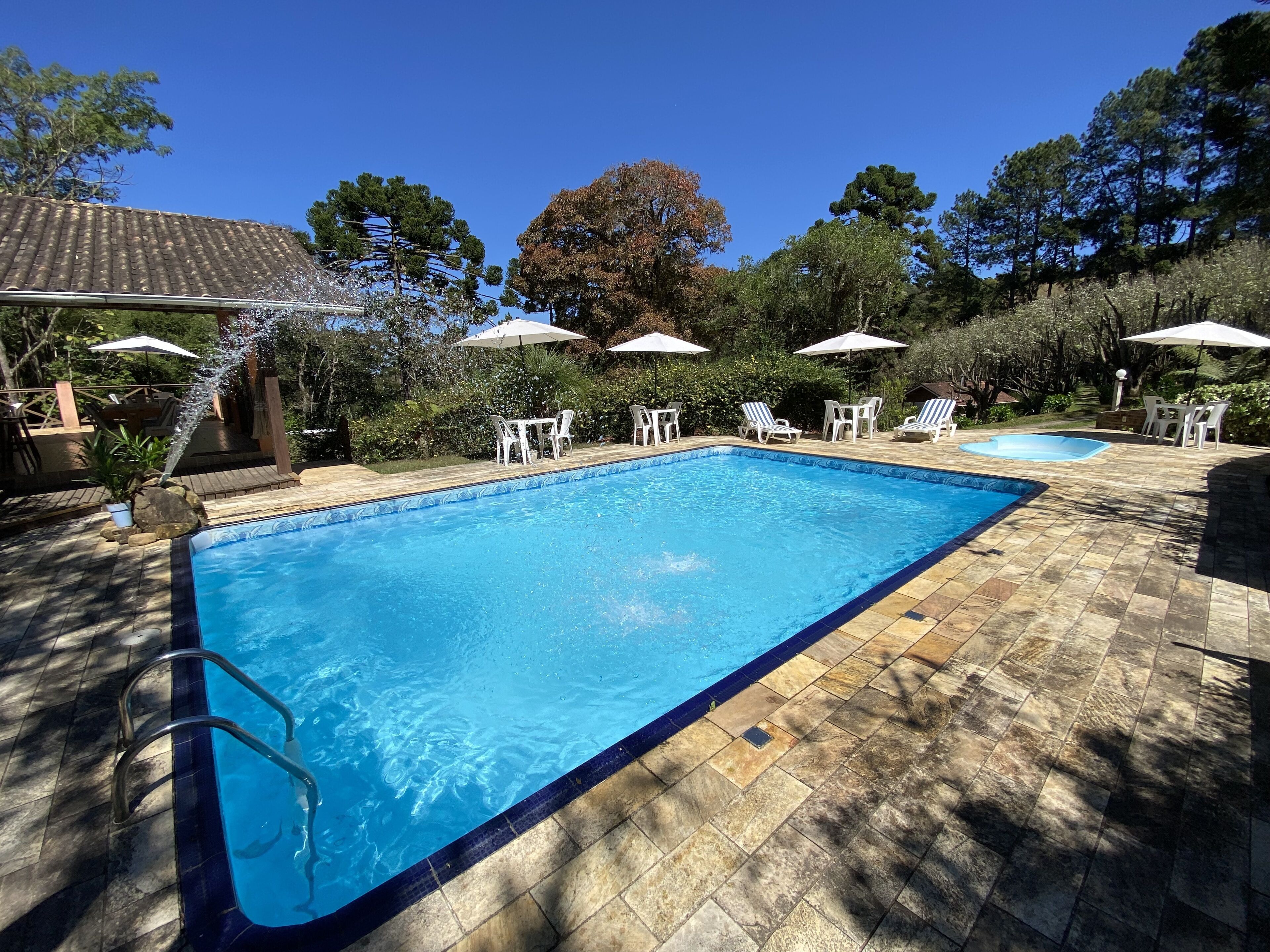 2 kolam renang terbuka 