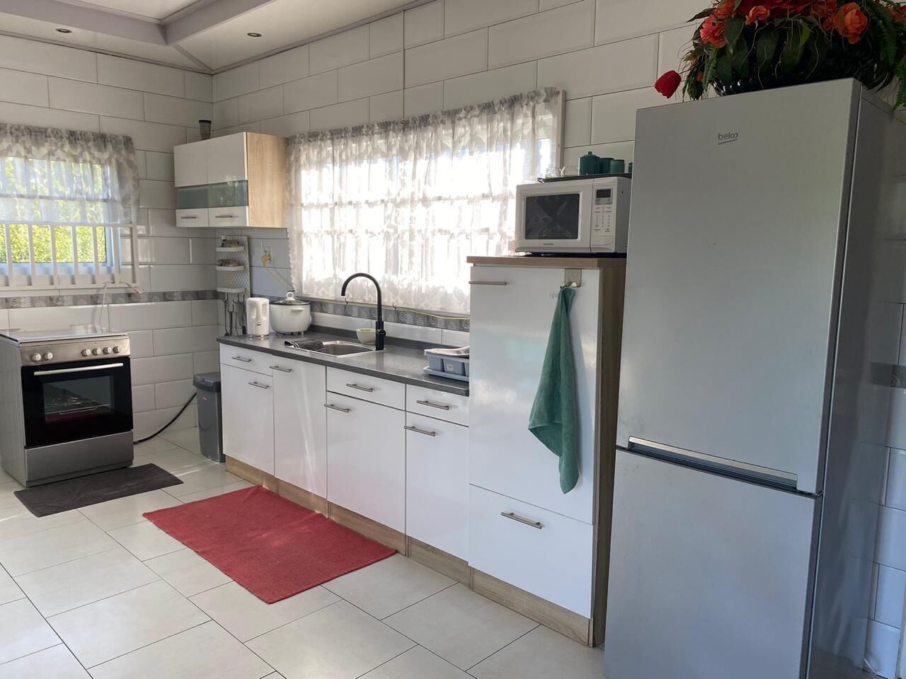 Frigorífico, microondas, horno y placa de cocina