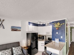 Interior - Beautiful Galveston, ocean front, Ocean views, Comfortable Beds N Amazing pools. (Galveston)