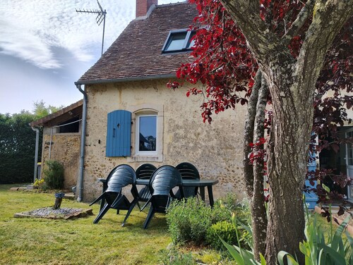 Colette Art Deco room in quiet farmhouse near circuit, pets welcome