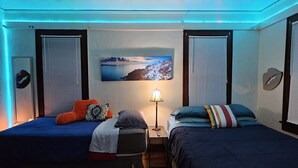 A room with two beds, a nightstand with a lamp, a painting on the wall, and a ceiling light. - 2 Blocks to UF Campus in Midtown & 10min Walk to Ben Griffin Stadium, Free Wi-Fi (Gainesville)