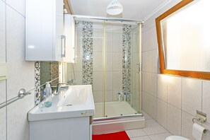 Family Villa | Bathroom | Shower, rainfall showerhead, hair dryer, towels - Paradise Town Villa Beliza (Serik)