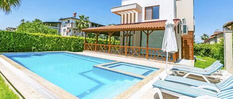Family Villa | 3 bedrooms, premium bedding, iron/ironing board, free cribs/infant beds
