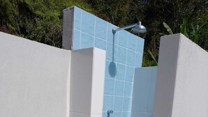Hand-held showerhead - PRAIALAR APARTAMENTOS II (Ubatuba)