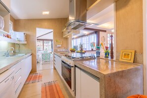 Fridge, microwave, cookware/dishes/utensils - Excelente casa com piscina Armação  (Búzios)