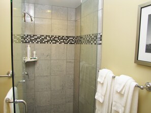 Haartrockner, Handtücher, Seife, Shampoo