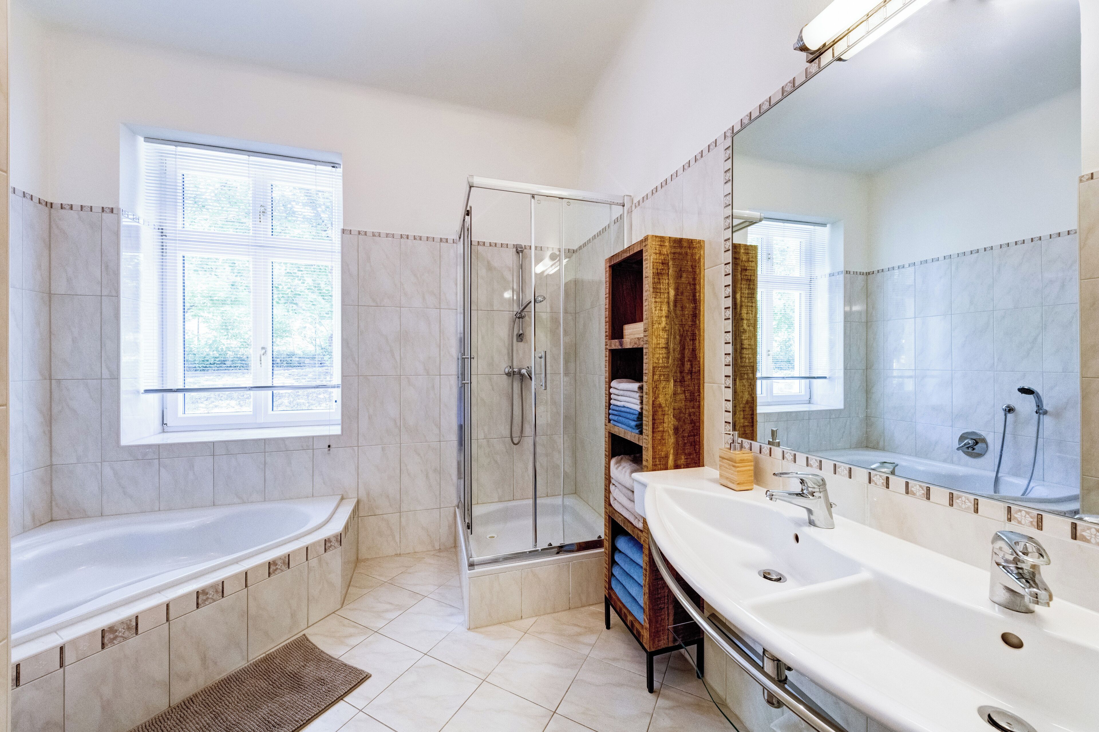 Regadera, amenidades de baño ecológicas, secadora de cabello, toallas 
