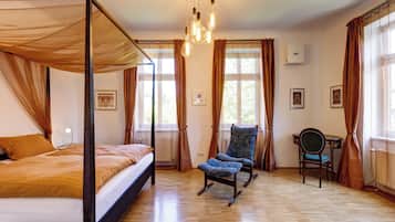 2 habitaciones, escritorio y tabla de planchar con plancha