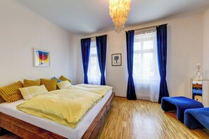 2 habitaciones, escritorio y tabla de planchar con plancha
